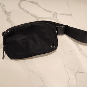 Lululemon ORIGINAL everywhere black belt bag 1L